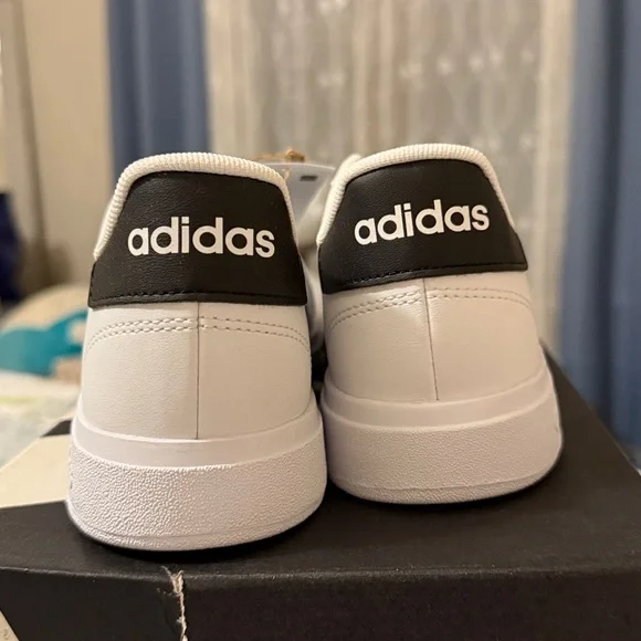 Adidas Grand Court 2.0 K , NWT, Sz 5 youth, women 6.5. - Picture 3 of 7